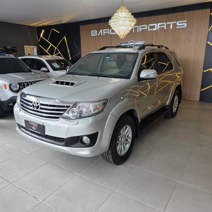 TOYOTA HILUX SW4 3.0 SRV 4X4 7 LUGARES 16V TURBO INTERCOOLER DIESEL 4P AUTOMÁTICO TOYOTA HILUX SW4 3.0 SRV 4X4 7 LUGARES 16V TURBO INTERCOOLER DIESEL 4P AUTOMÁTICO